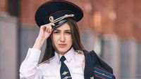 Cantiknya Polisi Wanita Rusia Ini Bikin Para Pria Ingin Ditangkap Hatinya