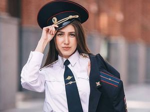 Cantiknya Polisi Wanita Rusia Ini Bikin Para Pria Ingin Ditangkap Hatinya
