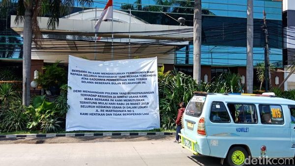 Foto: Alexis Pasang Spanduk Umumkan Tutup dan Minta Maaf