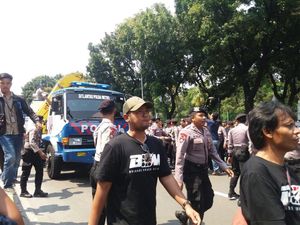 Mobil Hendak Diderek, Massa Aliando Sempat Hadang Polisi Mobil Hendak Diderek, Massa Aliando Sempat Hadang Polisi