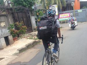 Berbagi Jalan dengan Kendaraan Bermotor, Ini Harapan Para Kurir Sepeda