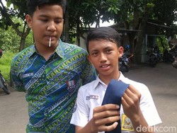 Blusukan di Semarang, Beckham Main Bola Plastik dengan Bocah SMP