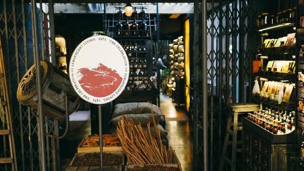 Kafe di Tengah Kota Bangkok Ini Jadi Tempat Bersantai yang Unik dan Keren