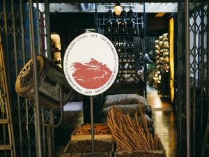 Kafe di Tengah Kota Bangkok Ini Jadi Tempat Bersantai yang Unik dan Keren