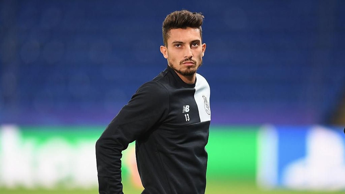 Alex Telles disebut menjadi pemain yang dicari oleh Manchester United. (Foto: Michael Regan/Getty Images)