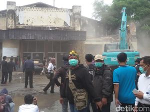 Video Pembongkaran Eks Bioskop Zaman Belanda di Yogya
