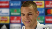 14. Joshua Kimmich. Berposisi natural sebagai bek kanan, Kimmich tetap rajin membuat assist. Pemain Jerman berusia 23 tahun itu sudah punya 10 assist dari 23 laga bersama Bayern Munich di Bundesliga 2017/2018. (Foto: Ian MacNicol/Getty Images)