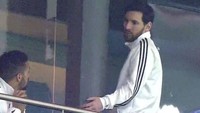 Di menit ke-77 saat skor sudah 6-1 untuk keunggulan Spanyol, Lionel Messi bangkit dari kursi dan beranjak masuk ke dalam ruangan. Sebelumnya dia terlibat pembicaraan dengan Manuel Lanzini. Apakah dengan maksud untuk mengajak Lanzini juga? (Foto: Instagram @WeAreMessi)