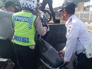 Operasi Parkir Liar di Jatinegara, Belasan Motor Dicabut Pentil