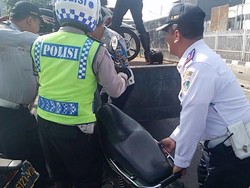 Operasi Parkir Liar di Jatinegara, Belasan Motor Dicabut Pentil