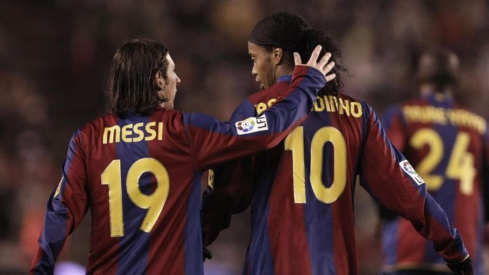 VALLADOLID, SPAIN - NOVEMBER 01:  Lionel Messi of Barcelona congratulates Ronaldinho after he scored Barcelona's first goal during the La Liga match between Valladolid and Barcelona at the Jose Sorillo stadium on November 1, 2007 in Valladolid, Spain.  (Photo by Denis Doyle/Getty Images)