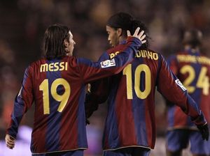 Sentuhan Tuhan Buat Ronaldinho di Atas Messi