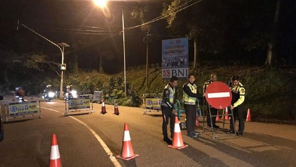 Foto: Puncak Pas Dilanda Longsor