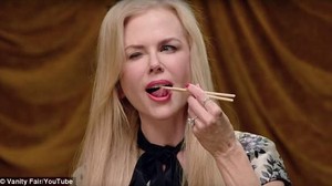 Nggak Takut Atau Geli, 10 Selebriti Ini Makan Cacing dan Jangkrik