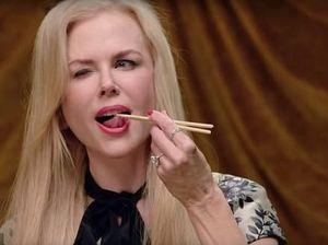 Nggak Takut Atau Geli, 10 Selebriti Ini Makan Cacing dan Jangkrik