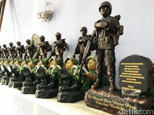 Darwo Raup Puluhan Juta Jualan Souvenir Militer