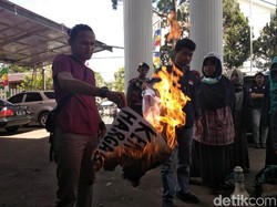 HUT Kota Sukabumi Diwarnai Aksi Bakar Atribut Demo Kenaikan BBM