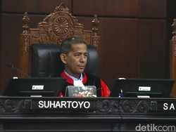 Vonis MK dan Pertanyaan Tajam Hakim Konstitusi Saldi Isra soal UU Cipta Kerja