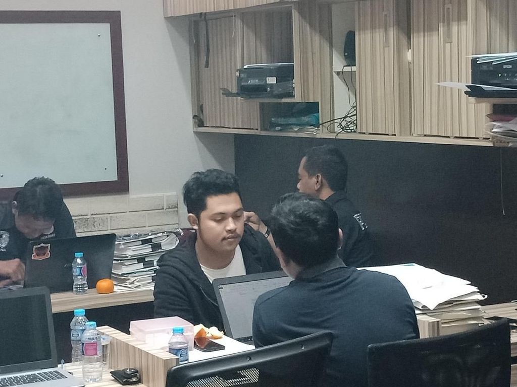 Pengemudi Koboi yang Todongkan Airsoft Gun Baru Lulus Kuliah Pengemudi Koboi yang Todongkan Airsoft Gun Baru Lulus Kuliah