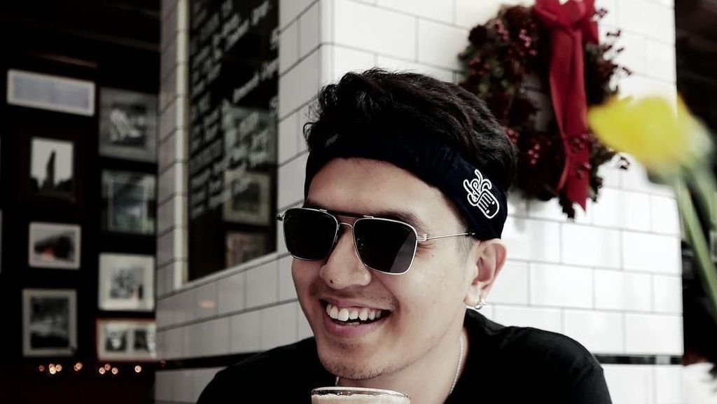 Begini Gaya Kevin Julio Saat Ngopi dan Santap Makanan Enaknya Begini Gaya Kevin Julio Saat Ngopi dan Santap Makanan Enaknya