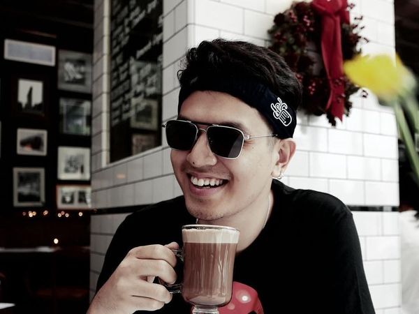 Begini Gaya Kevin Julio Saat Ngopi dan Santap Makanan Enaknya