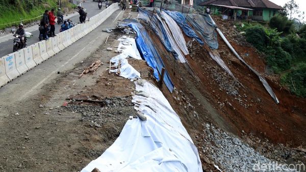 Foto: Penampakan Terkini Longsor di Puncak Pas