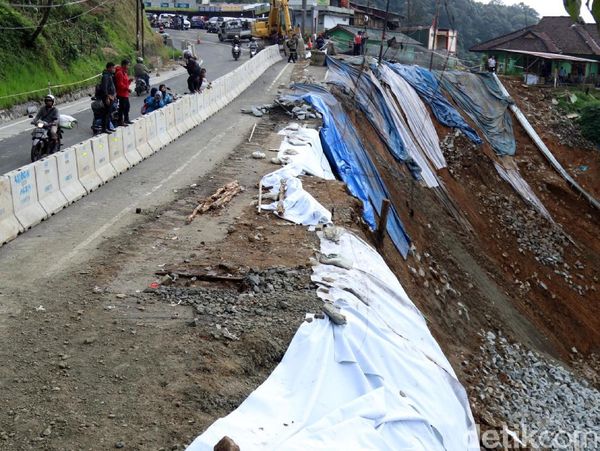 Foto: Penampakan Terkini Longsor di Puncak Pas