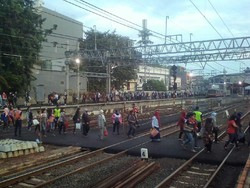 Cerita Penumpang Tertahan di Stasiun Duri Imbas KRL Anjlok di Kampung Bandan
