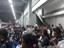 Jalur KRL Duri-Tangerang Normal Usai Kebakaran di Taman Kota