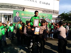 Driver Ojek Online yang Gagalkan Penjambretan Dapat Penghargaan