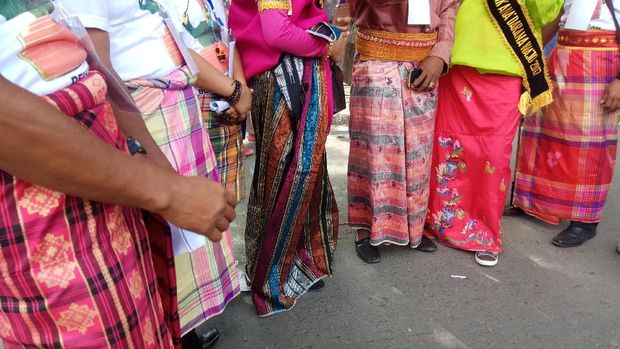 Rekor! 18 Ribu Orang Pakai Sarung Sutera Serentak di Sulsel