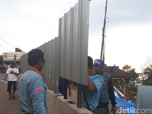 Jadi Tontonan, Area Longsor Puncak Ditutup Seng