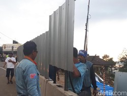 Jadi Tontonan, Area Longsor Puncak Ditutup Seng