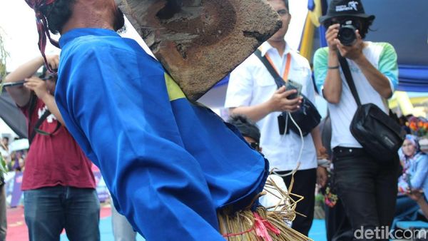 Foto: Ekstrem! Seniman Garut Menari Sambil Gigit Kayu 25 Kg