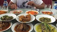 Asyik! Begini Gaya Glenn Fredly Kalau Lagi Makan Enak