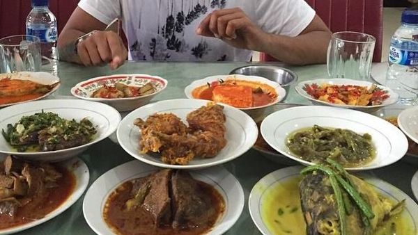 Asyik! Begini Gaya Glenn Fredly Kalau Lagi Makan Enak