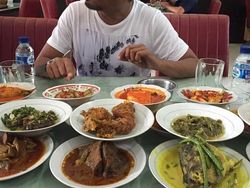 Asyik! Begini Gaya Glenn Fredly Kalau Lagi Makan Enak