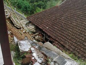 Setahun Lebih Diterjang Longsor, Sekolah Ini Tak Juga Diperbaiki