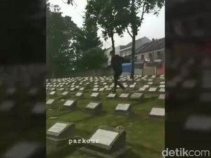 Remaja di Bandung Parkour Lompati Batu Nisan Saat Makam Sepi