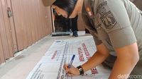 Foto: Ibu-ibu Satpol PP Pasang Spanduk Penutupan Alexis