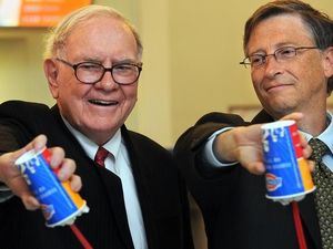 So Sweet! Bill Gates Kasih Kado Ultah Ini ke Warren Buffett