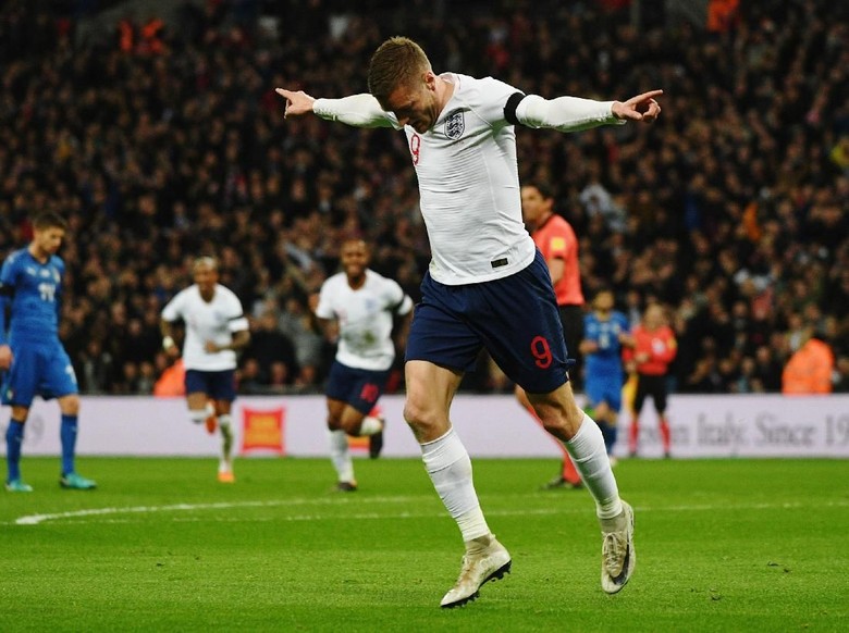 Kenapa Jamie Vardy Memakai Sepatu CR7?