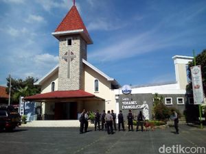 Jelang Paskah, Polisi Mensterilisasi Gereja Evangelista Kudus