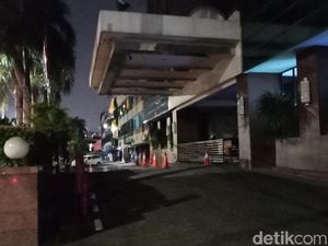 Pascapenyegelan, Lobi Alexis Dipasangi Pagar Besi Pascapenyegelan, Lobi Alexis Dipasangi Pagar Besi