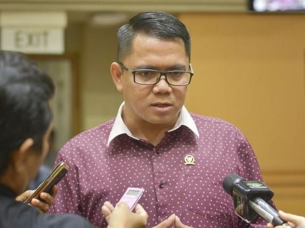 Meme Politik: Gaduh Bangsat Gara-gara Arteria Dahlan