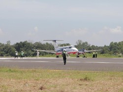 Pendaratan Perdana Pesawat di Bandara Kertajati Berjalan Mulus