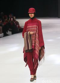 Parade Busana Ulos Warnai Hari Pertama Indonesia Fashion Week 2018