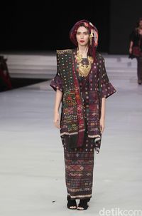 Parade Busana Ulos Warnai Hari Pertama Indonesia Fashion Week 2018