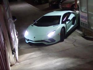Saat Justin Bieber Kesulitan Nyetir Lamborghini Keluar Parkiran