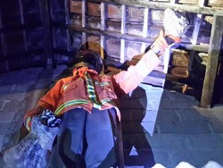 Begini Aksi PMK Pacitan Evakuasi Sarang Tawon di Rumah Warga